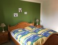Monteurzimmer: Doppelbett mit Sitzgelegenheit 
Zimmer in Richtung Hofinnenseite  - Zumspatzennest