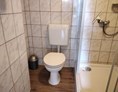 Monteurzimmer: WC mit Dusche - Dachsloch