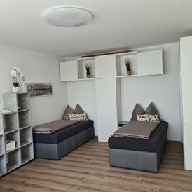 Monteurzimmer: Boxspringbetten kann man auch zusammenschieben - Wohnung Innsbruck Nähe Uni