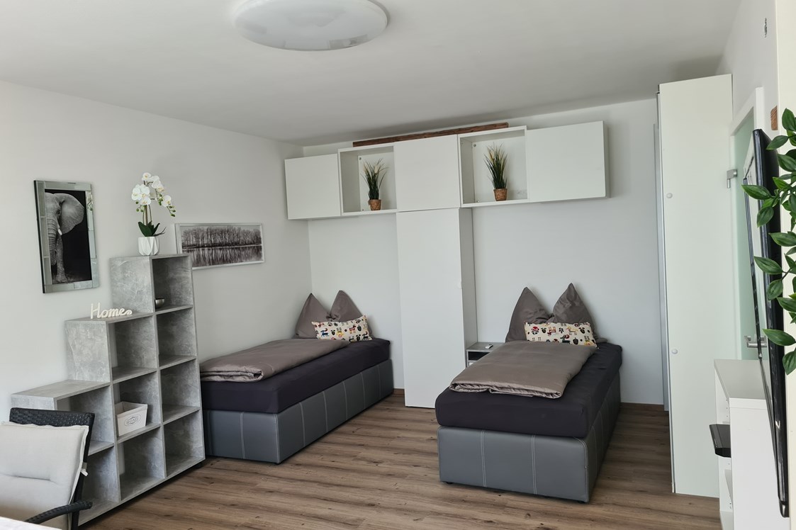 Monteurzimmer: Boxspringbetten kann man auch zusammenschieben - Wohnung Innsbruck Nähe Uni