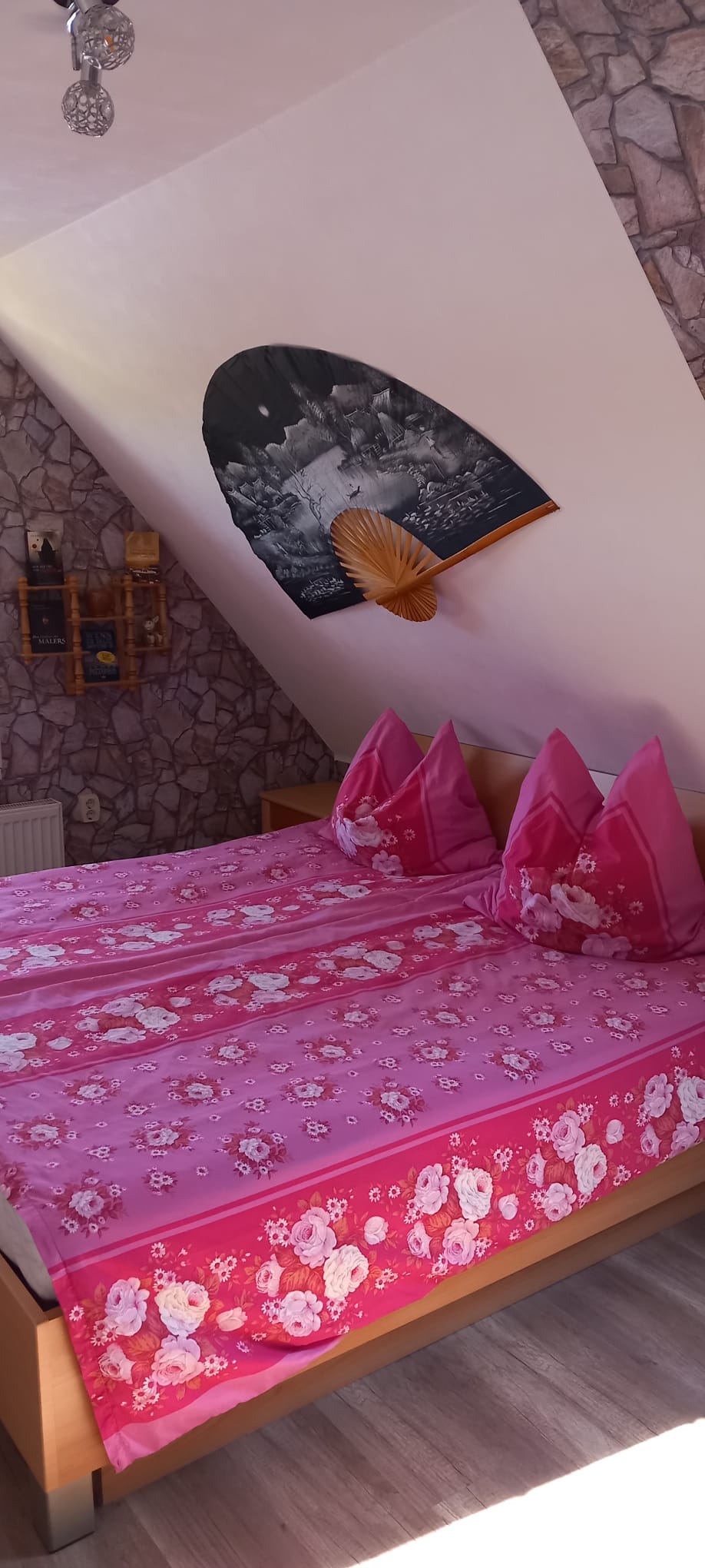 Monteurzimmer: Schlafzimmer mit Doppelbett und einem Einzelbett - Ferienwohnung im Südharz am Kyffhäusergebirge