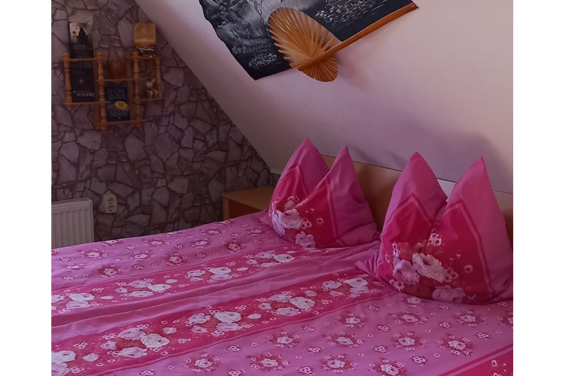 Monteurzimmer: Schlafzimmer mit Doppelbett und einem Einzelbett - Ferienwohnung im Südharz am Kyffhäusergebirge