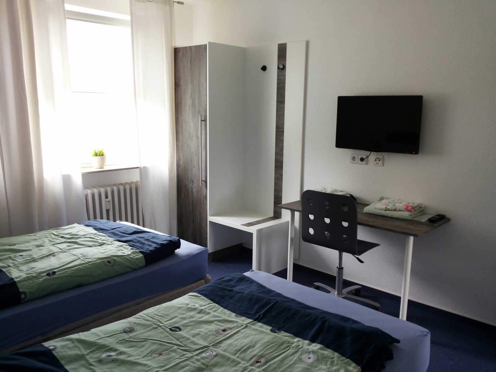 Monteurzimmer: Schlafzimmer mit 2 getrennten  Betten, Schreibtisch, 2 Schränke und TV - Sleep Inn Hagen