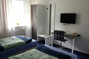 Monteurzimmer: Schlafzimmer mit 2 getrennten  Betten, Schreibtisch, 2 Schränke und TV - Sleep Inn Hagen