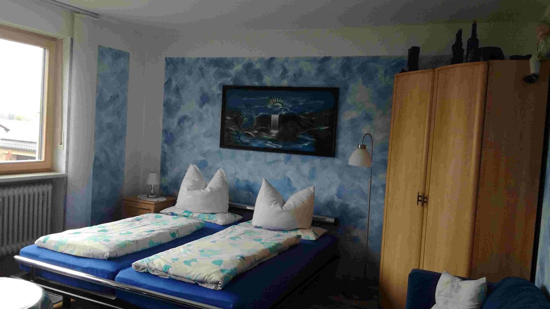 Monteurzimmer: Doppelbett im Dreibettzimmer mit Schrank (Whg.1) - Unterkunft für Monteure