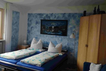 Monteurzimmer: Doppelbett im Dreibettzimmer mit Schrank (Whg.1) - Unterkunft für Monteure