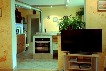 Monteurzimmer: Großer Fernseher im Wohnzi. mit Sicht zur Küche ( Whg.1) - Unterkunft für Monteure