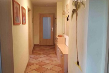 Monteurzimmer: Korridor mit Garderobe (Whg.1) - Unterkunft für Monteure