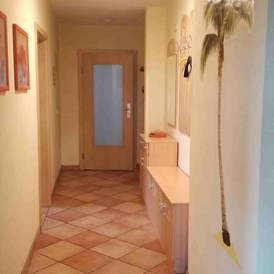 Monteurzimmer: Korridor mit Garderobe (Whg.1) - Unterkunft für Monteure