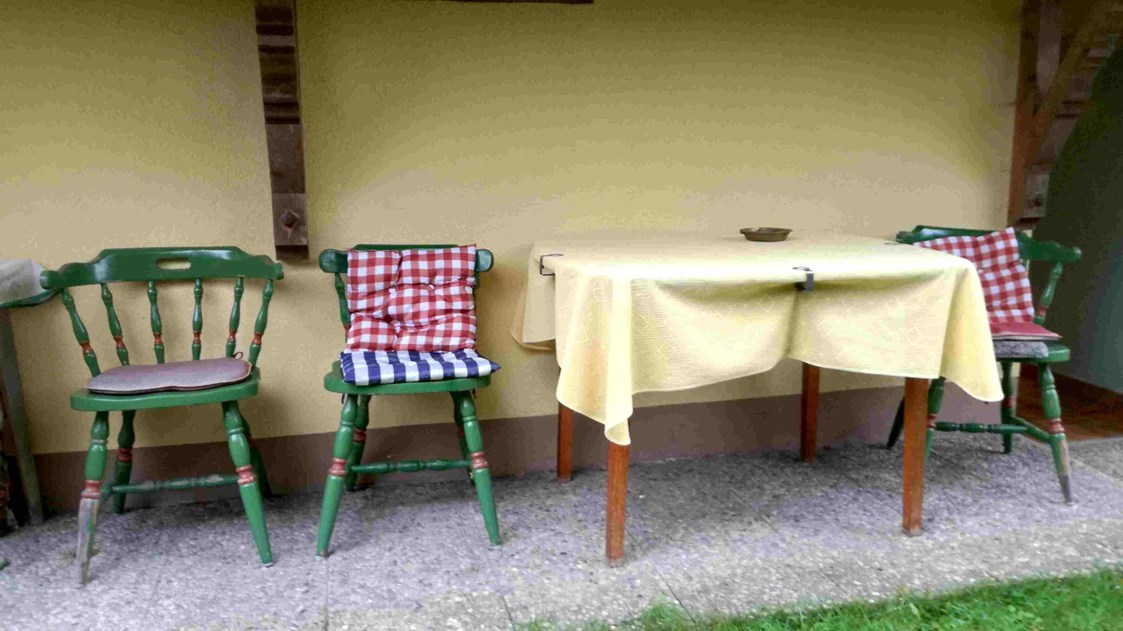 Monteurzimmer: Sitzgruppe im Freien für Raucher (Whg.2) - Unterkunft für Monteure