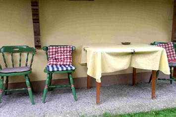 Monteurzimmer: Sitzgruppe im Freien für Raucher (Whg.2) - Unterkunft für Monteure