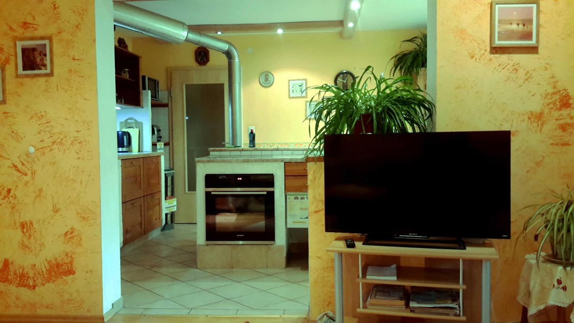 Monteurzimmer: Großer Fernseher im Wohnzi. mit Sicht zur Küche ( Whg.1) - Unterkunft für Monteure, Facharbeiter, Handwerker