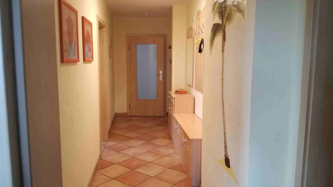 Monteurzimmer: Korridor mit Garderobe (Whg.1) - Unterkunft für Monteure, Facharbeiter, Handwerker