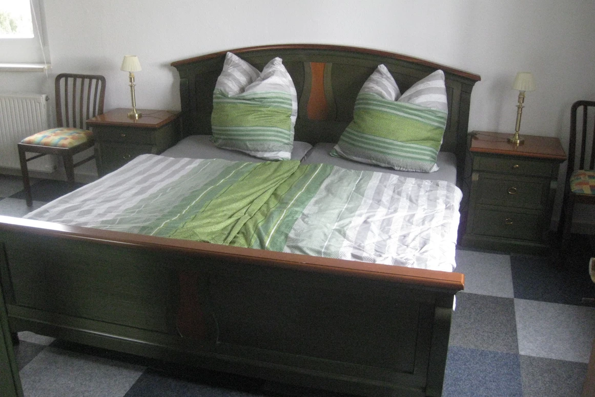 Monteurzimmer: Schlafzimmer mit Doppelbett und Schlafcouch - St. Aegidienblick