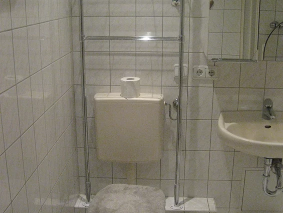 Monteurzimmer: Bad mit Dusche - St. Aegidienblick