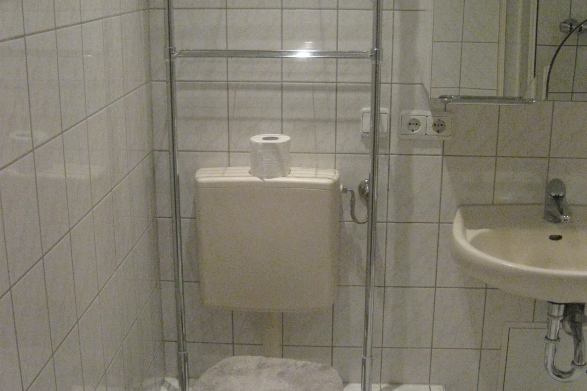 Monteurzimmer: Bad mit Dusche - St. Aegidienblick