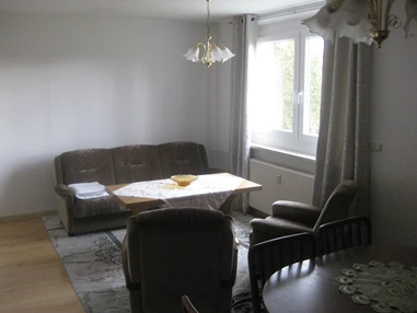 Monteurzimmer: Schlafcouch im Wohnzimmer - St. Aegidienblick