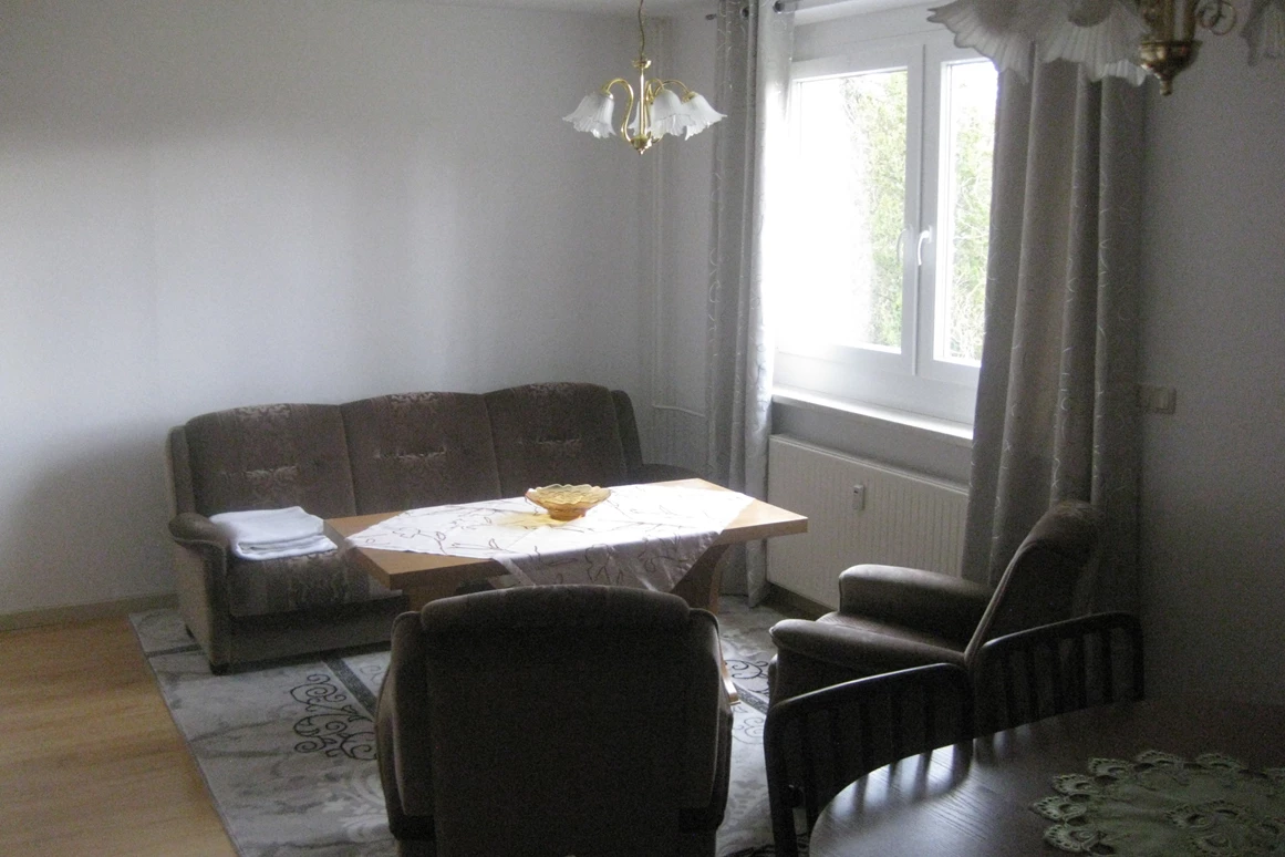 Monteurzimmer: Schlafcouch im Wohnzimmer - St. Aegidienblick