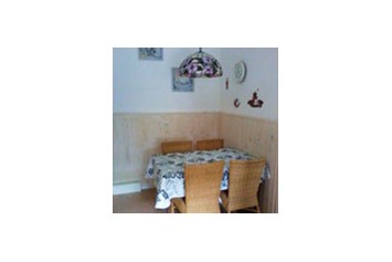 Monteurzimmer: Wohnung 5
Essecke in der Küche - Vilser Landhaus Ferienwohnungen/Monteurunterkunft