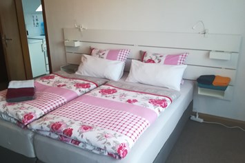 Monteurzimmer: Wohnung 3
(Betten können auch getrennt gestellt werden) - Vilser Landhaus Ferienwohnungen/Monteurunterkunft