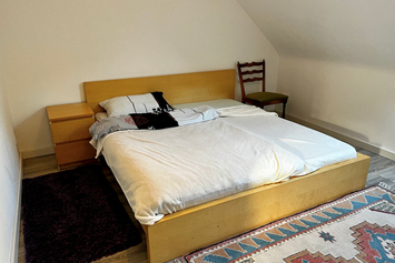 Monteurzimmer: Schlafzimmer mit Doppelbett - 3-Zimmer-Wohnung mit Balkon in Wedemark