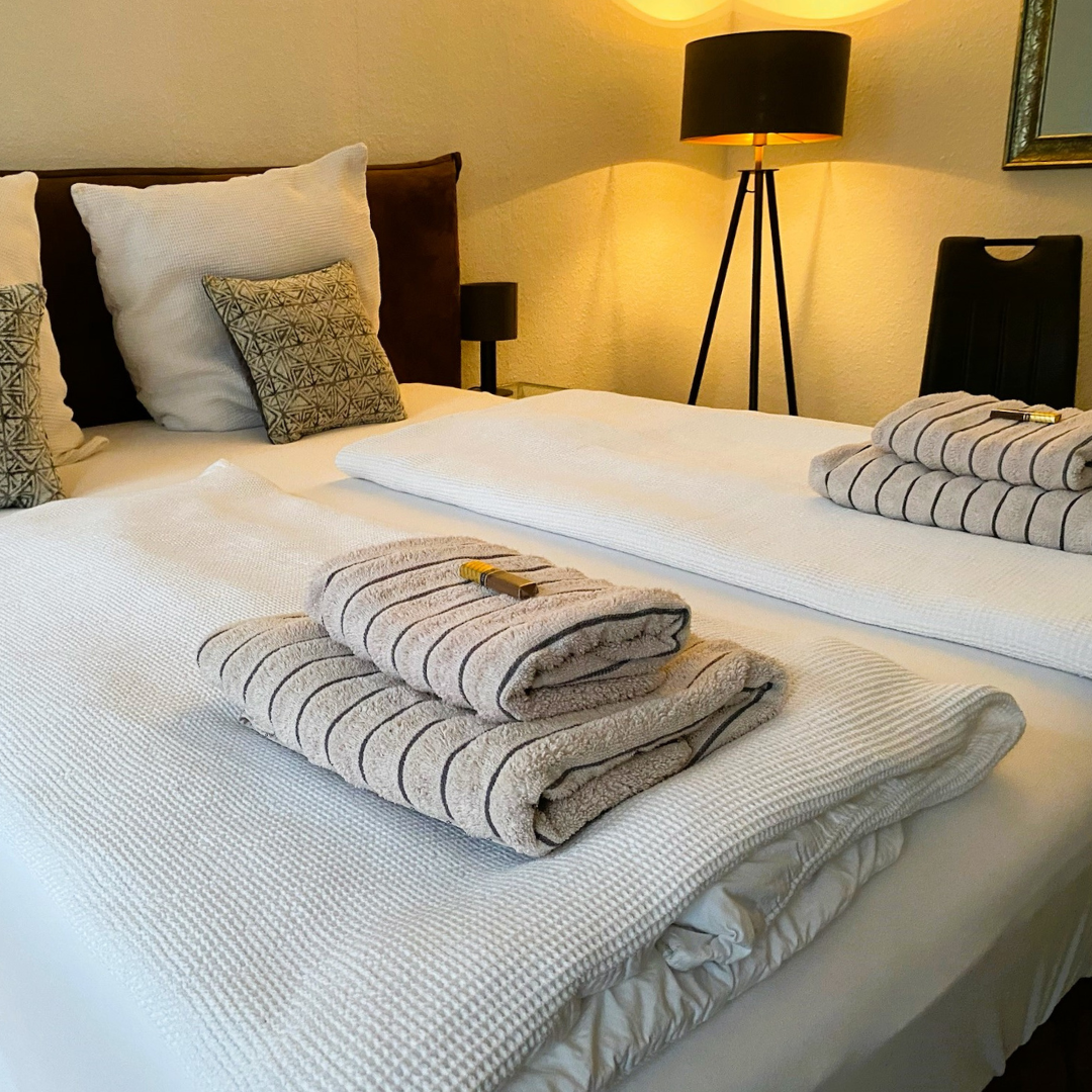 Monteurwohnung - Zimmertyp: Doppelzimmer - Thüringen - Komfortables Doppelbett im separaten Schlafzimmer. - Apartment Fallersleben 1 in Weimar