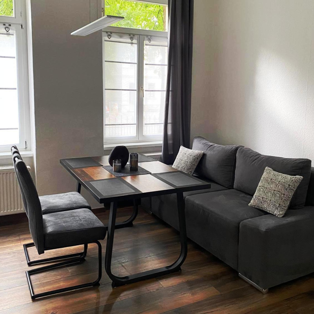 Monteurwohnung - Zimmertyp: Doppelzimmer - Thüringen - Ausziehbare Schlafcouch mit Flachbild-TV-Gerät und Sitzgelegenheit im Wohnzimmer. - Apartment Fallersleben 1 in Weimar