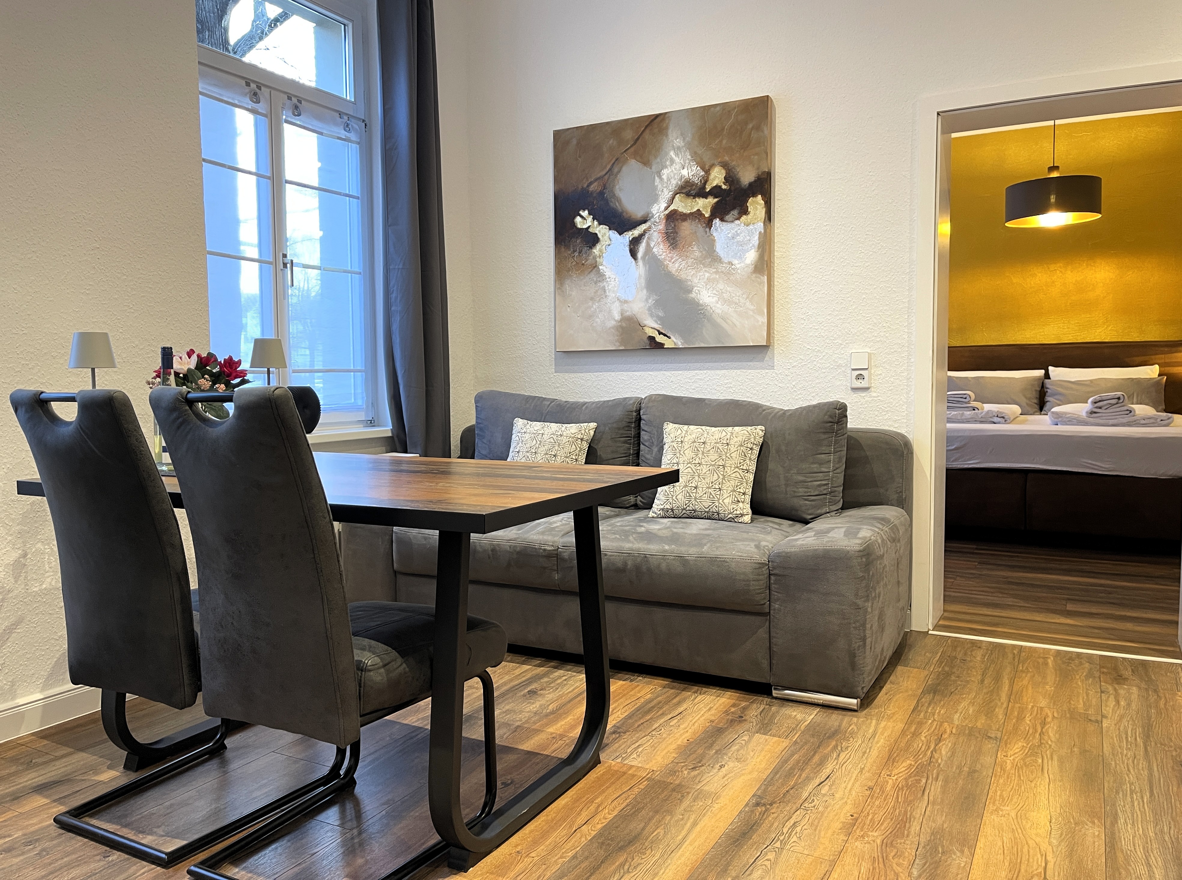 Monteurwohnung - Thüringen Süd - Modern eingerichtetes Wohnzimmer mit ausziehbarer Schlafcouch, Flachbild-TV und Sitzbereich.  - Zentral gelegene Wohnung für max. 4 Personen + Parkplatz