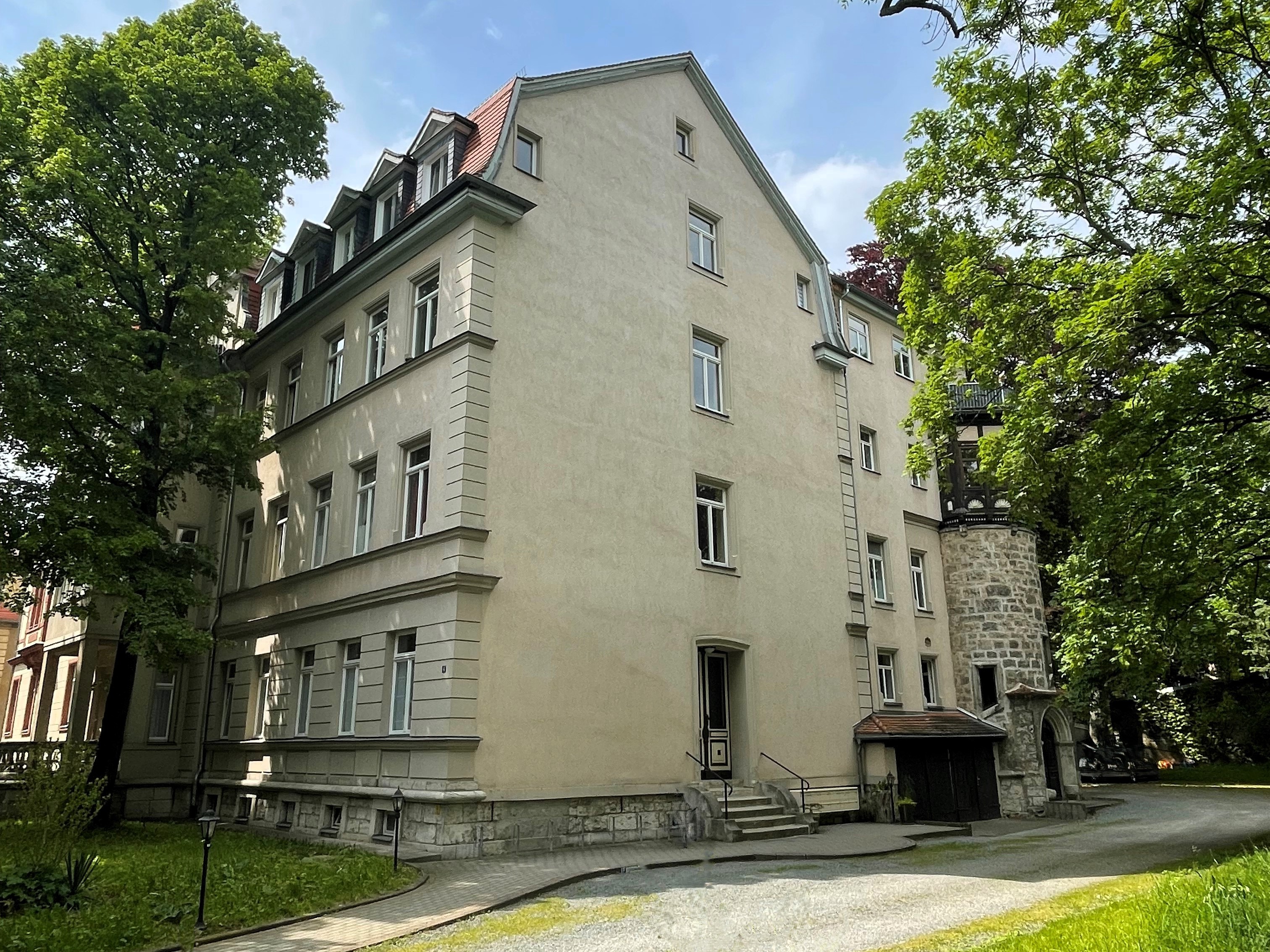 Monteurwohnung - Thüringen Süd - Idyllische Stadtvilla mit großem, grünen Grundstück, Parkplätze direkt am Haus.  - Zentral gelegene Wohnung für max. 4 Personen + Parkplatz