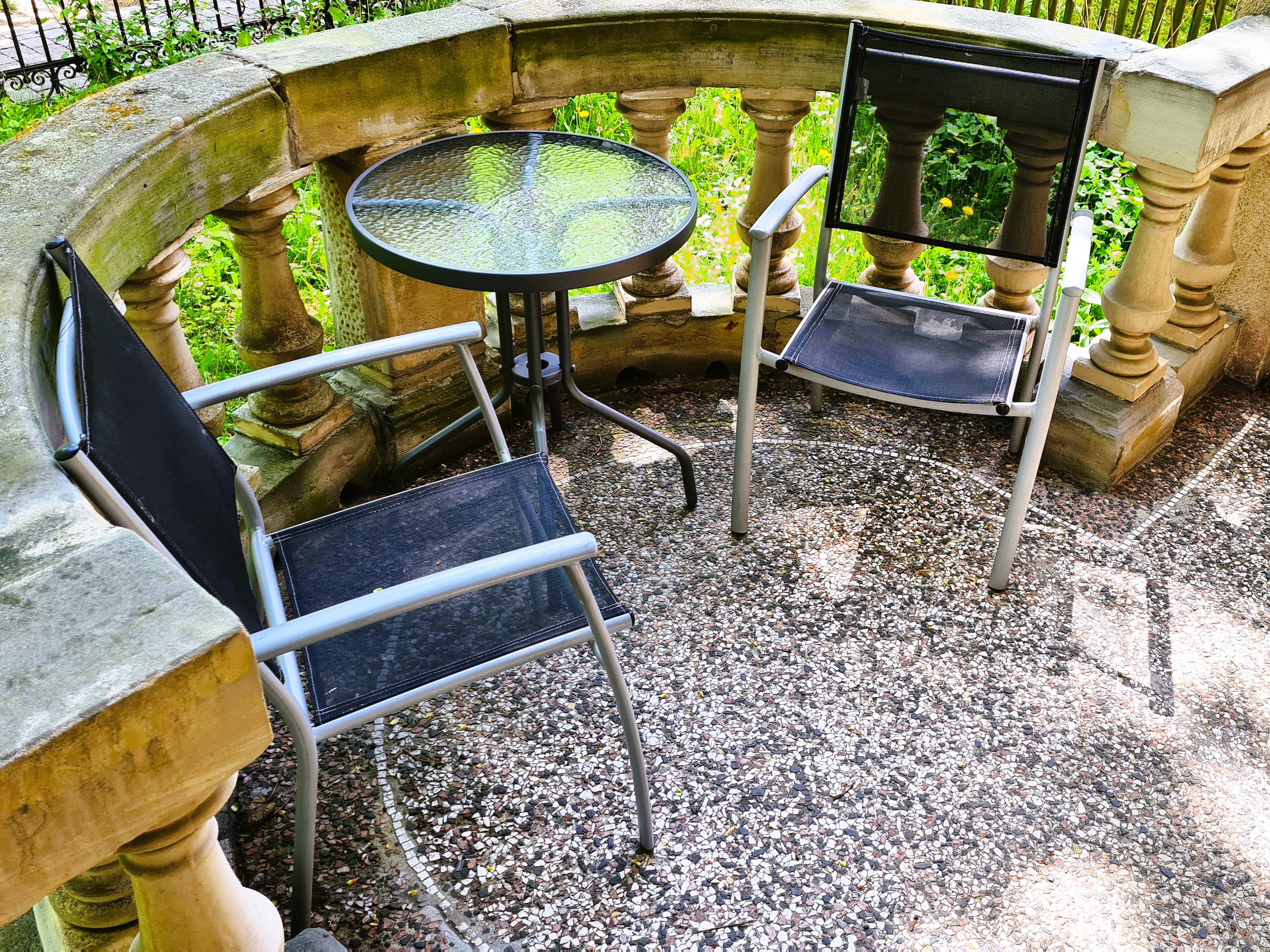 Monteurwohnung - Thüringen Süd - Ein Balkon lädt zum Verweilen ein. - Zentrale 3-Raum-Wohnung für max. 6 Personen + Parkplätze