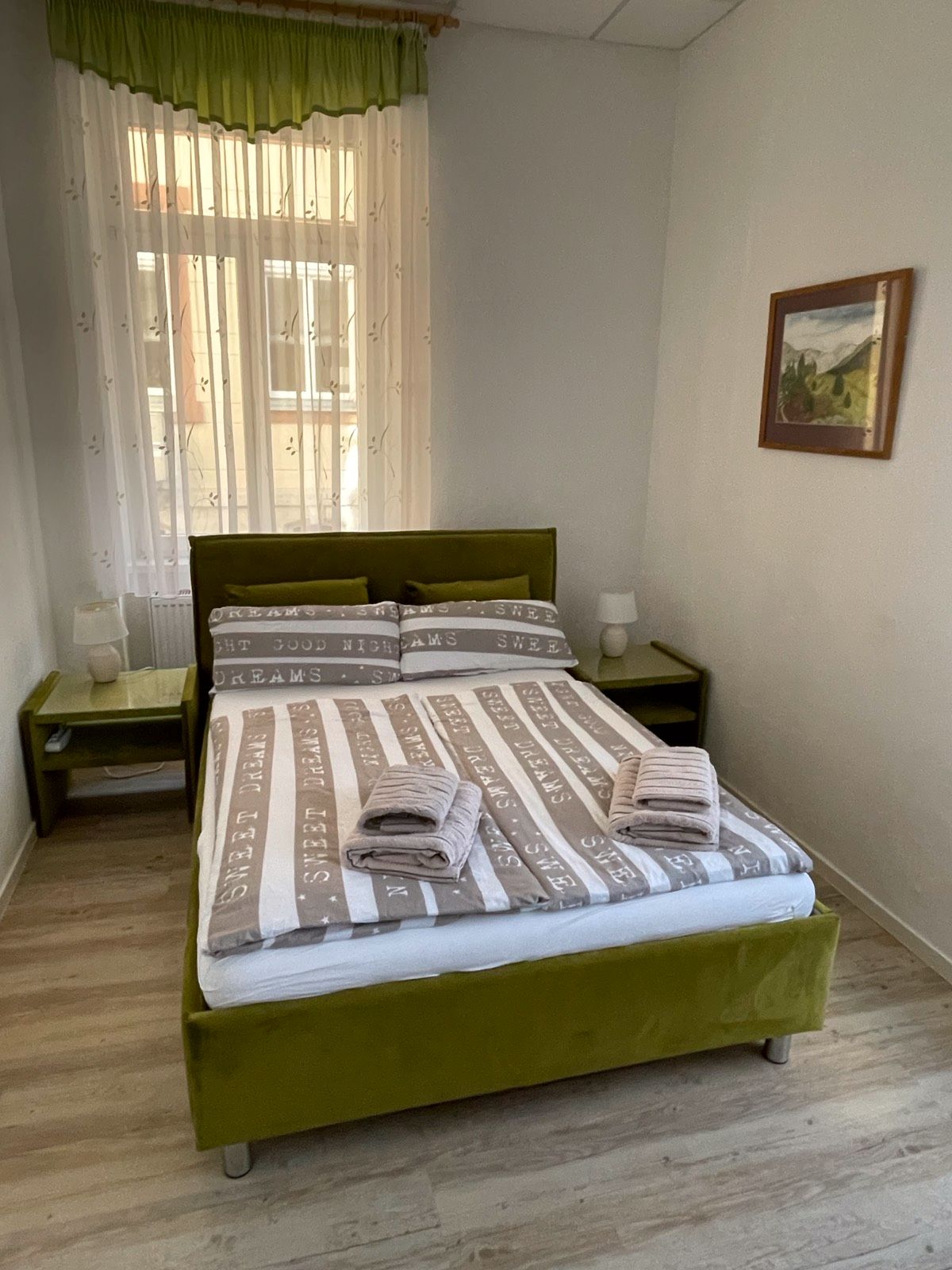 Monteurzimmer: Kleines Schlafzimmer mit französischem Doppelbett (140x200), Flachbild-TV, sowie Kommode zum Verstauen persönlicher Gegenstände - Zentrale 3-Raum-Wohnung für max. 6 Personen + Parkplätze