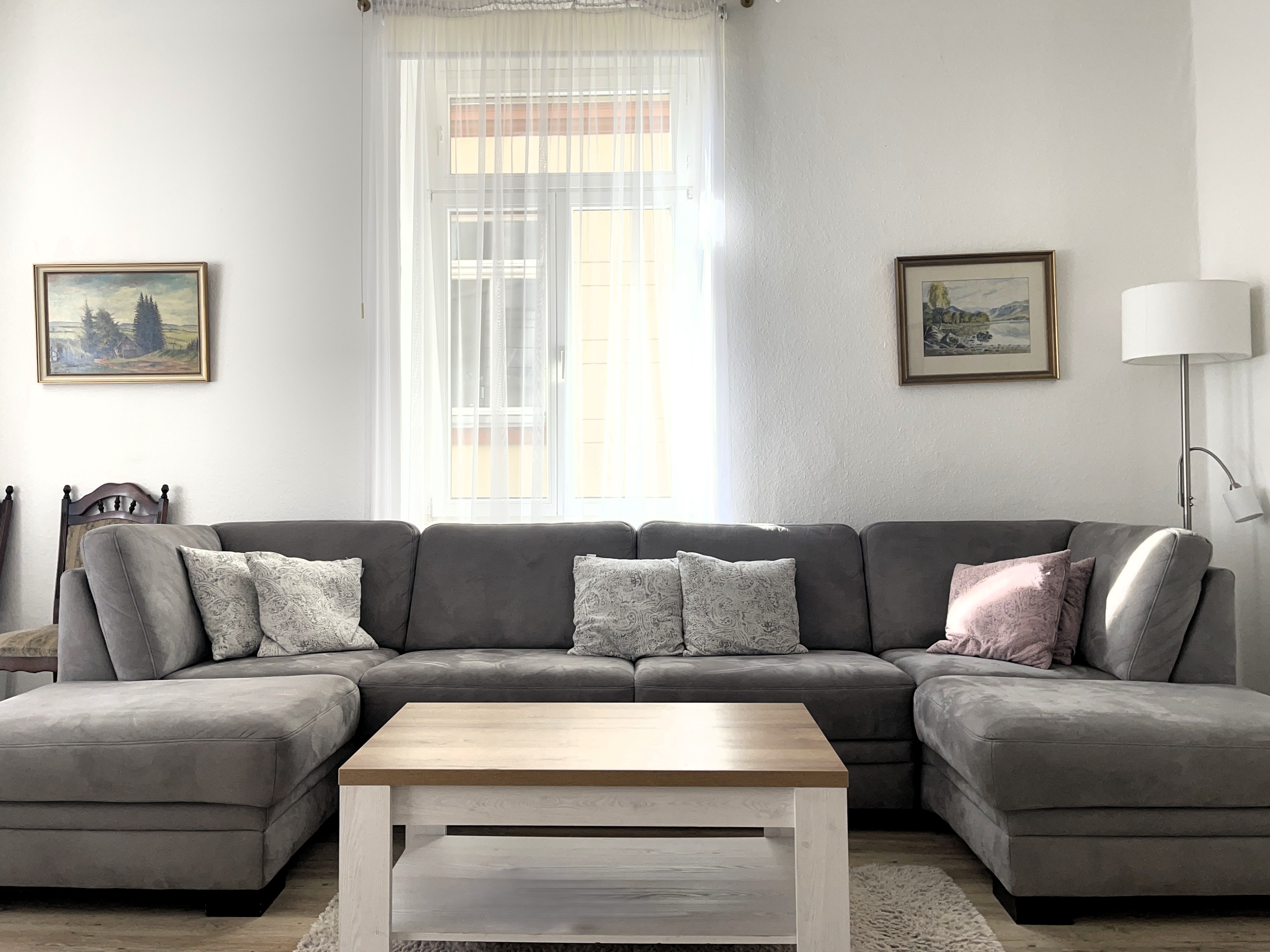 Monteurwohnung - Thüringen Süd - Großes, helles Wohnzimmer mit ausziehbarer Schlafcouch (140x200). - Zentrale 3-Raum-Wohnung für max. 6 Personen + Parkplätze