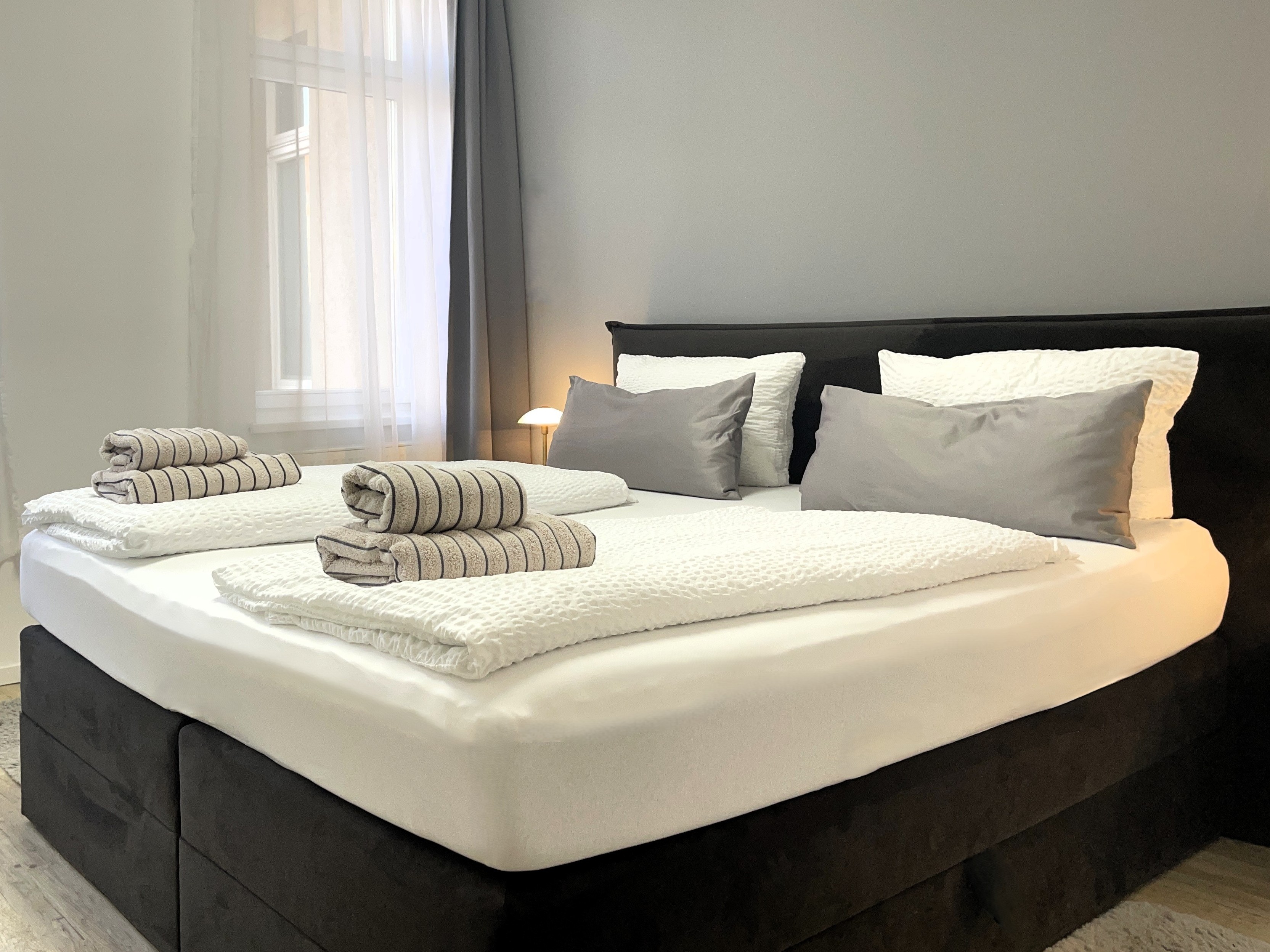 Monteurwohnung - Thüringen Süd - Großes Schlafzimmer mit komfortablem Doppelbett, Flachbild-TV und großem Kleiderschrank.  - Zentrale 3-Raum-Wohnung für max. 6 Personen + Parkplätze
