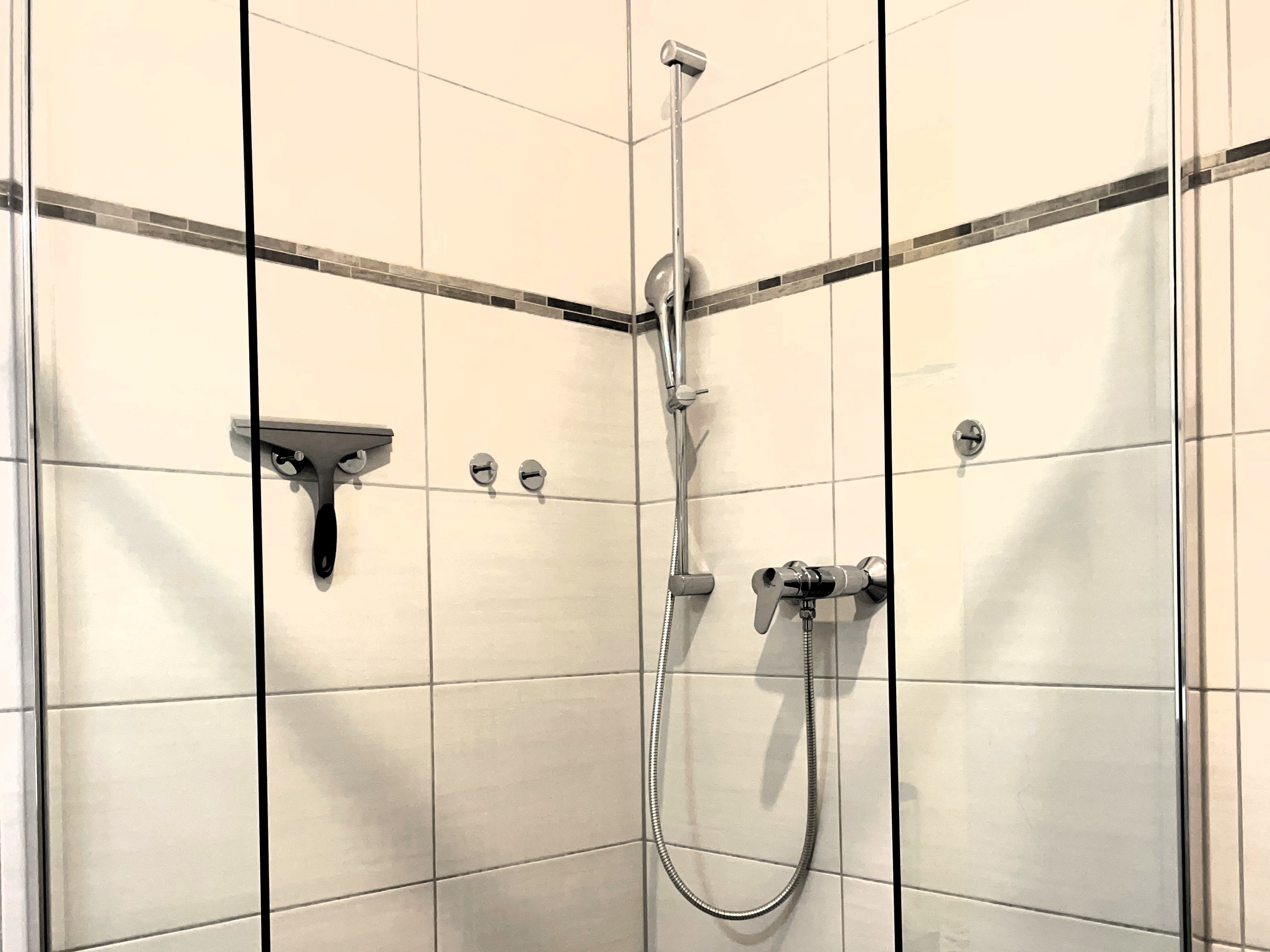 Monteurzimmer: Ebenerdige Dusche - Zentrale 3-Raum-Wohnung für max. 6 Personen + Parkplätze