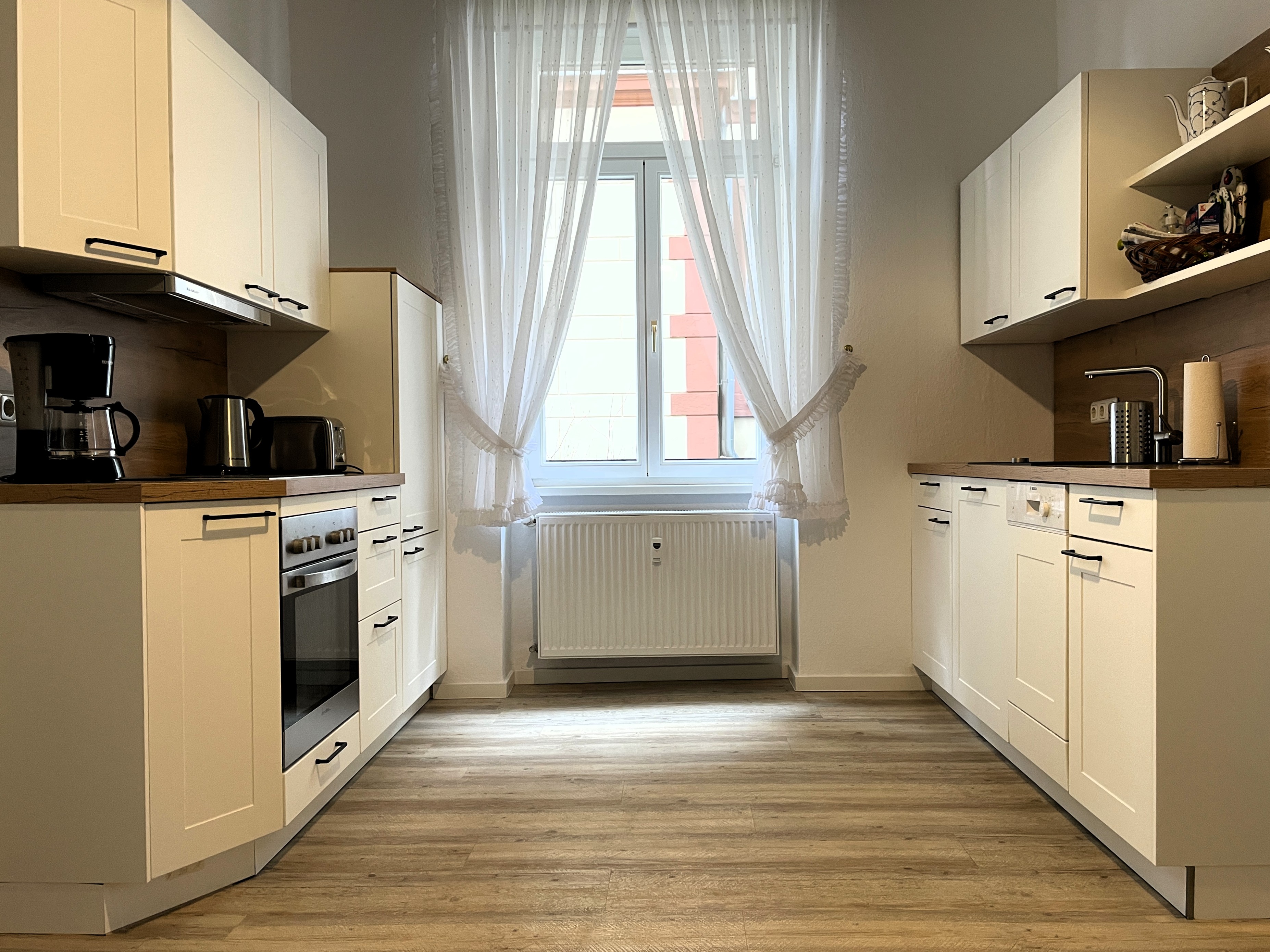 Monteurzimmer: Neu eingerichtete Küche, voll ausgestattet. - Zentrale 3-Raum-Wohnung für max. 6 Personen + Parkplätze