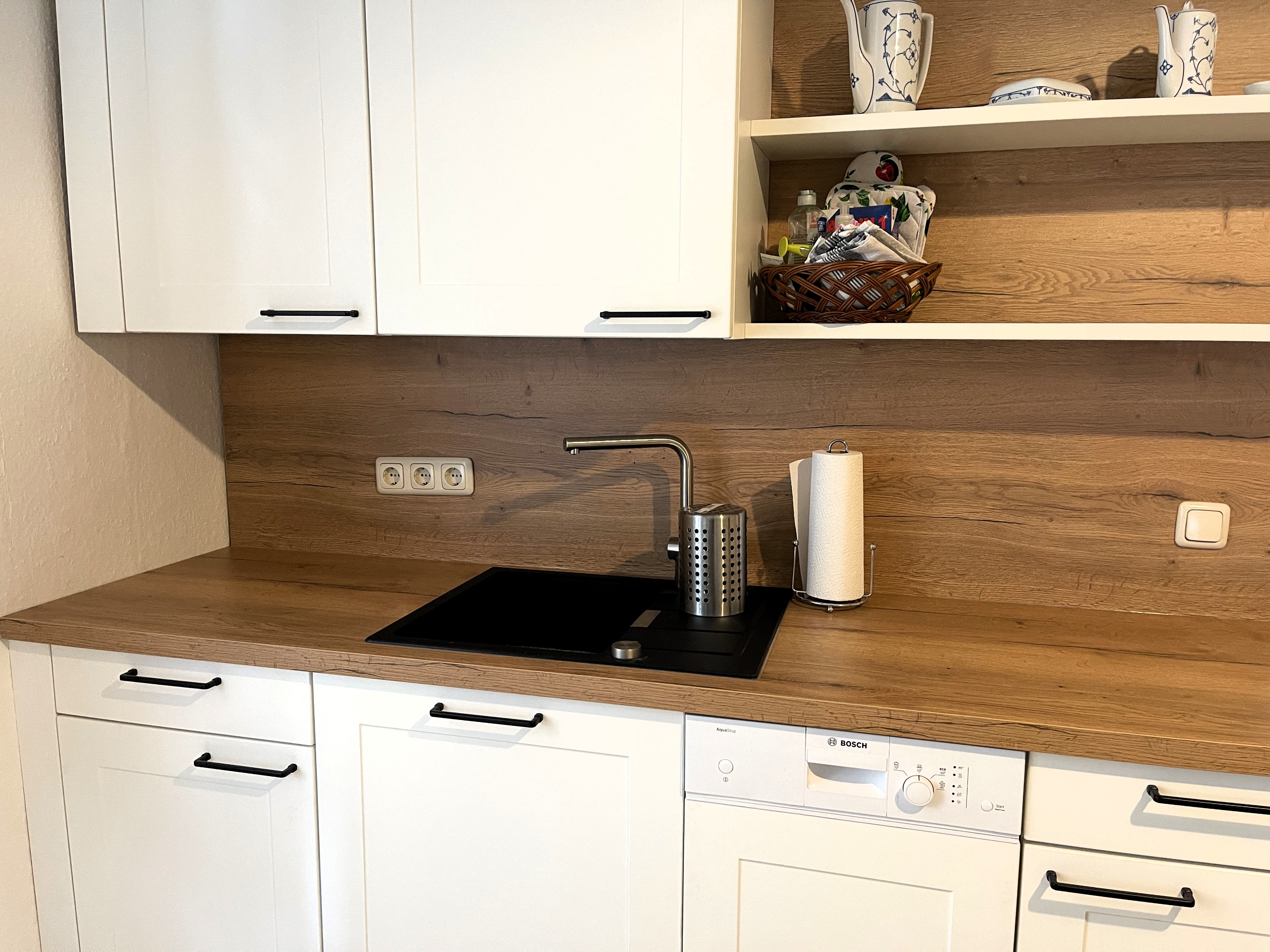 Monteurzimmer: Zentrale 3-Raum-Wohnung für max. 6 Personen + Parkplätze