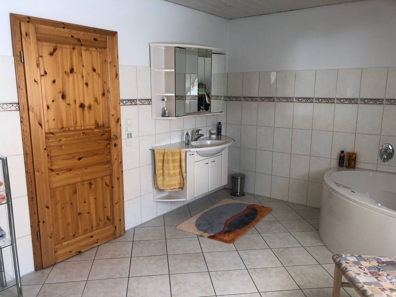 Monteurwohnung - Nordsee - Großzügiges Bad mit Dusche und Wanne - Hus Butendörp