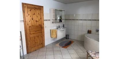 Monteurwohnung - Hund erlaubt - Schleswig-Holstein - Großzügiges Bad mit Dusche und Wanne - Hus Butendörp