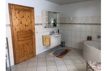 Monteurzimmer: Großzügiges Bad mit Dusche und Wanne - Hus Butendörp