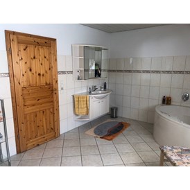 Monteurzimmer: Großzügiges Bad mit Dusche und Wanne - Hus Butendörp