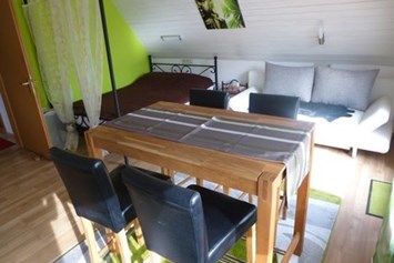 Monteurzimmer: Betten / Esszimmer OG - FEWO Bamberg inkl. WLAN, Küche & Bad (Monteurwohnung)