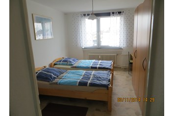 Monteurwohnung: kleines Schlafzimmer mit Schrank und Schreibtisch - Monteurwohnung Kassel Kloske