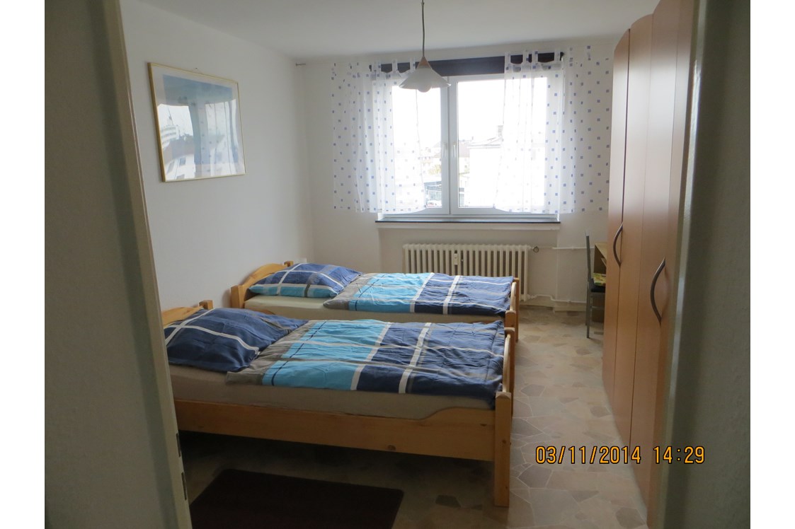 Monteurwohnung: kleines Schlafzimmer mit Schrank und Schreibtisch - Monteurwohnung Kassel Kloske