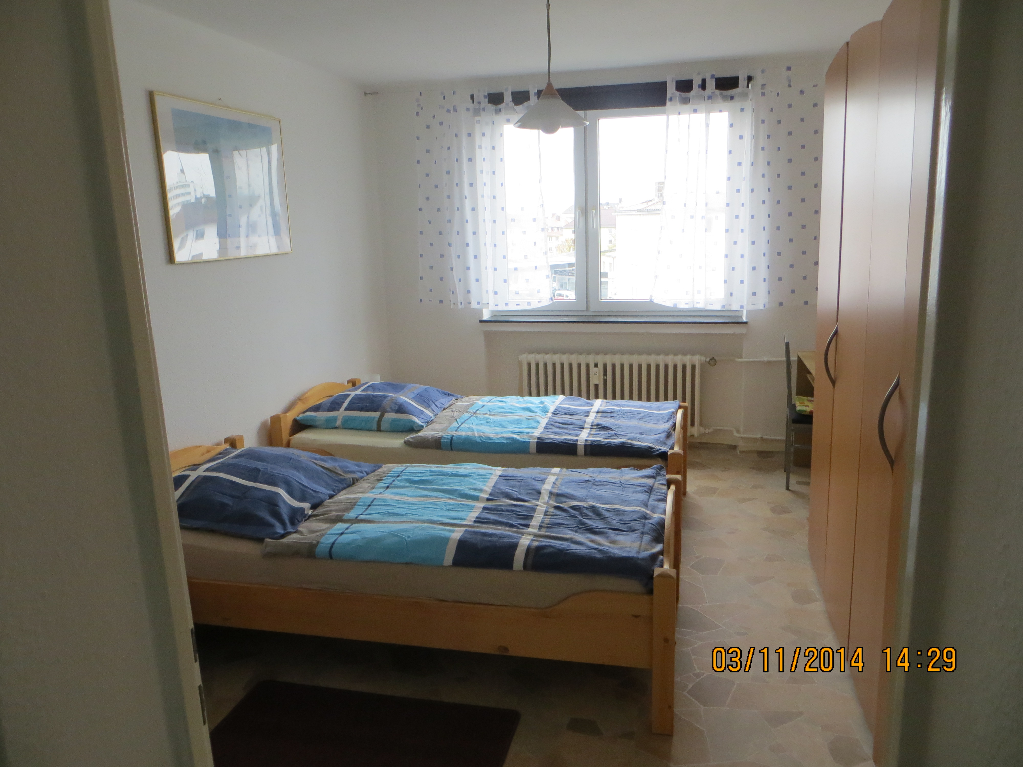 Monteurwohnung - Kühlschrank - Kassel - kleines Schlafzimmer mit Schrank und Schreibtisch - Monteurwohnung Monteurzimmer Kassel  