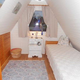 Monteurzimmer: Schlafzimmer oben (klein) - Ferienhaus Muschel