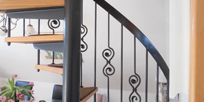 Monteurwohnung - Hund erlaubt - Schleswig-Holstein - Schmale Wendeltreppe in den oberen Bereich - Ferienhaus Muschel