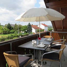 Monteurzimmer: Ferienwohnung 1 : Balkon mit 2 Tischen und 4 Stühlen - Ferienwohnungen Liebl im Altmühltal