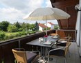 Monteurzimmer: Ferienwohnung 1 : Balkon mit 2 Tischen und 4 Stühlen - Ferienwohnungen Liebl im Altmühltal