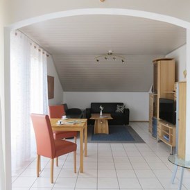 Monteurzimmer: Wohnzimmer  - Ferienwohnungen Liebl im Altmühltal