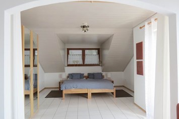Monteurzimmer: 1 Doppelzimmer mit zwei Einzelbetten, die bei Bedarf auch getrennt gestellt werden können - Ferienwohnungen Liebl im Altmühltal